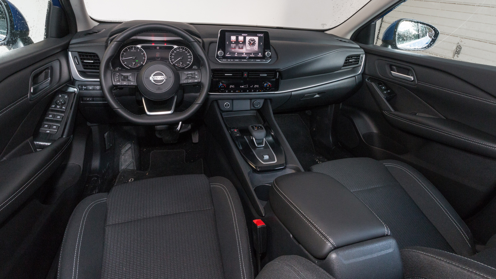 Μοντέρνα και ποιοτική η καμπίνα του Nissan Qashqai με  κορυφαία συνδεσιμότητα. Ξεχωρίζει ο λεβιές του αυτόματου κιβωτίου και τα paddles πίσω από το τι